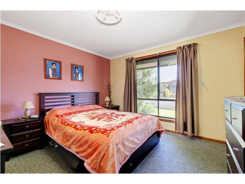 1/2 Masefield Court, Delahey VIC 3037