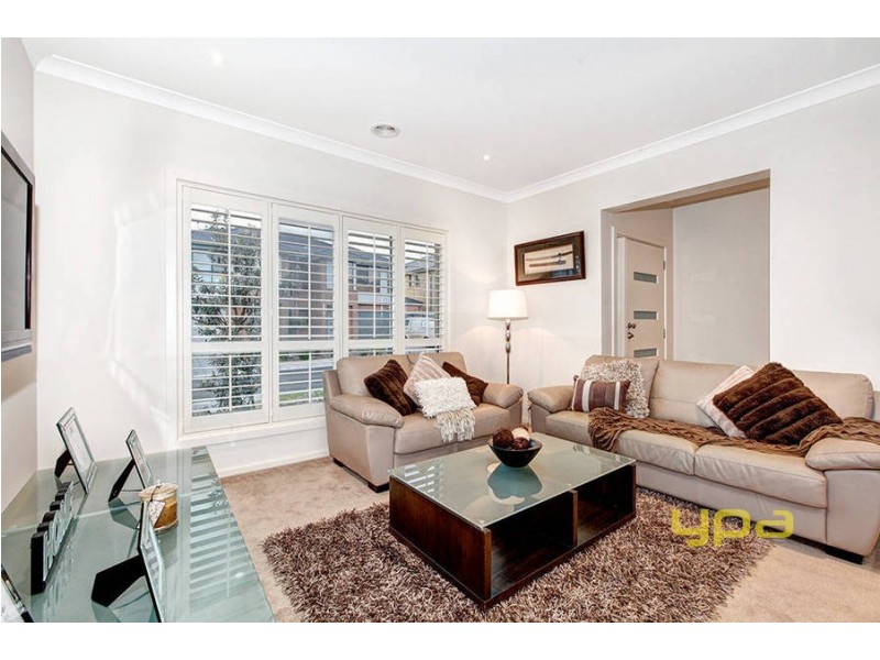 10 Eloura Circuit, Taylors Hill VIC 3037