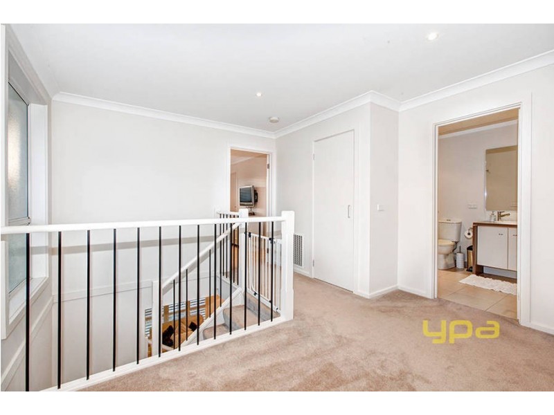 10 Eloura Circuit, Taylors Hill VIC 3037