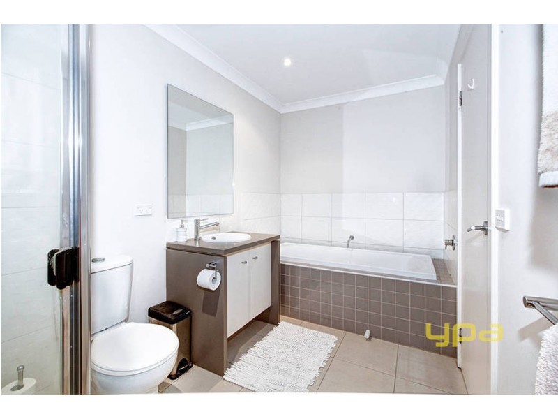 10 Eloura Circuit, Taylors Hill VIC 3037