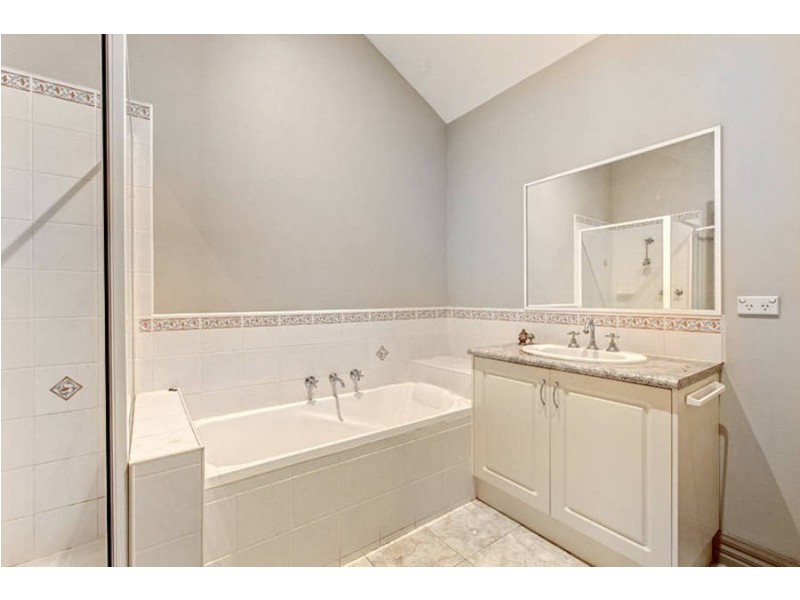 2/7 Lorraine Court, Hillside VIC 3037