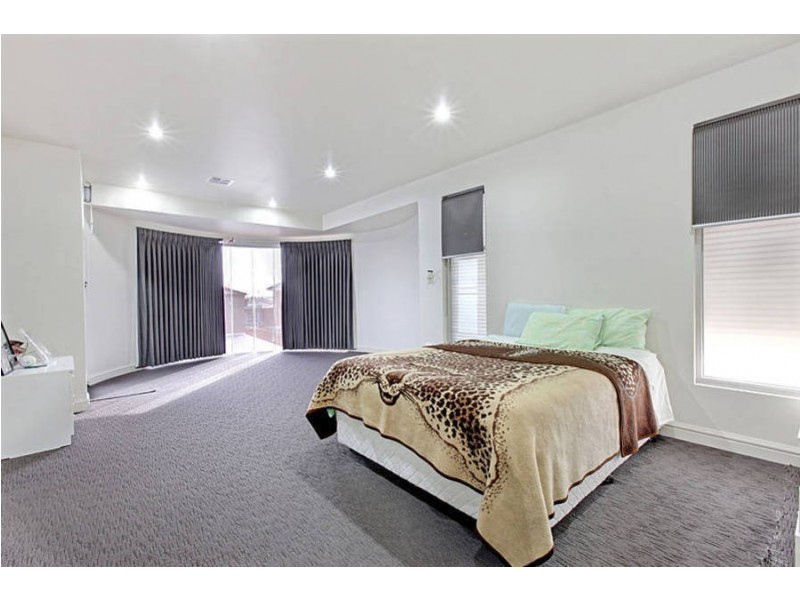 8 Argyle Way, Taylors Hill VIC 3037