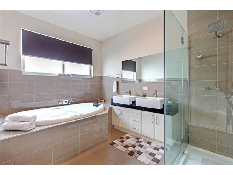 8 Argyle Way, Taylors Hill VIC 3037