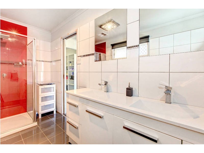 4 Catherine Drive, Hillside VIC 3037