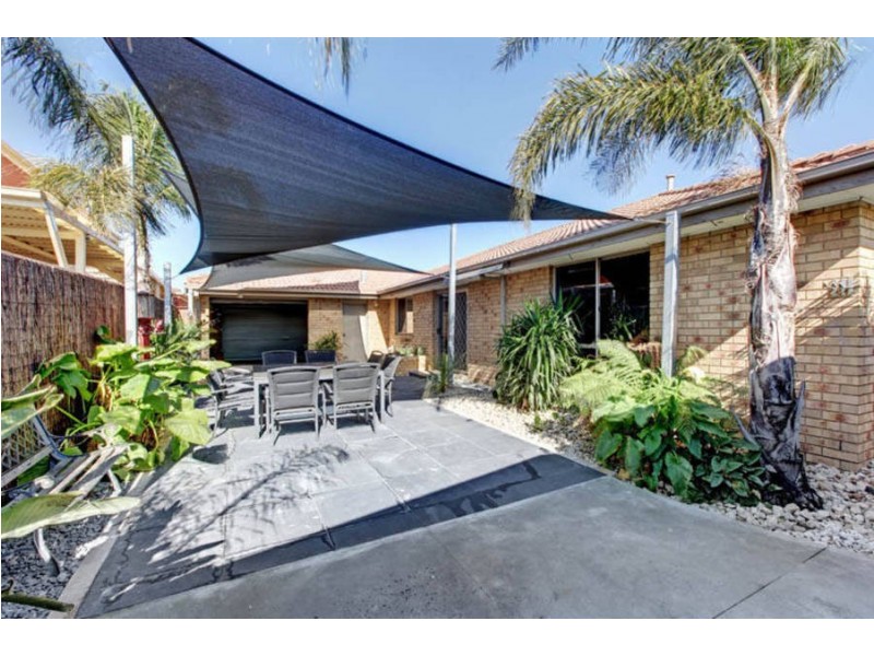 4 Catherine Drive, Hillside VIC 3037