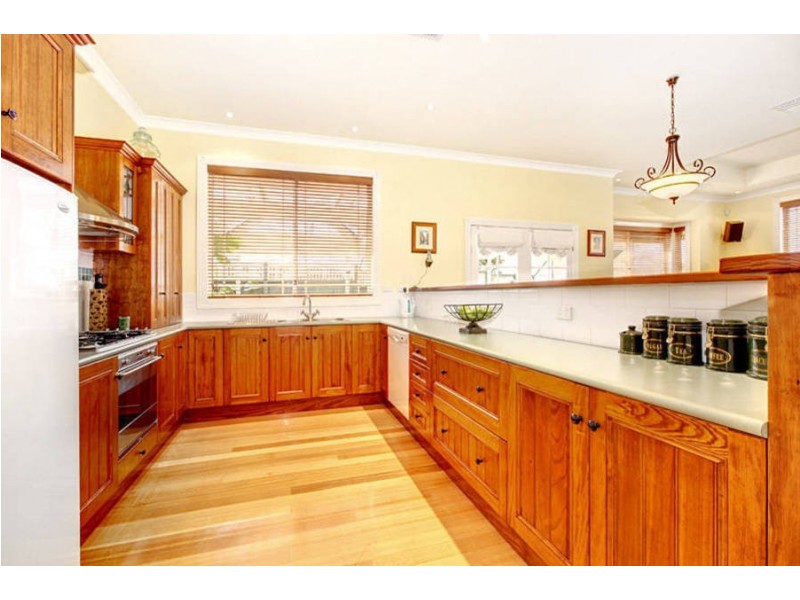 10 Queens Parade, Hillside VIC 3037