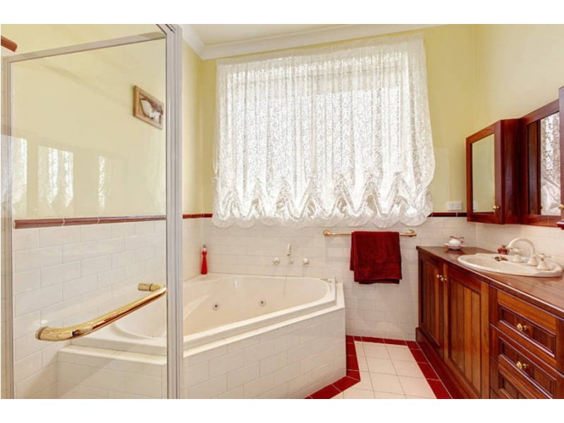 10 Queens Parade, Hillside VIC 3037