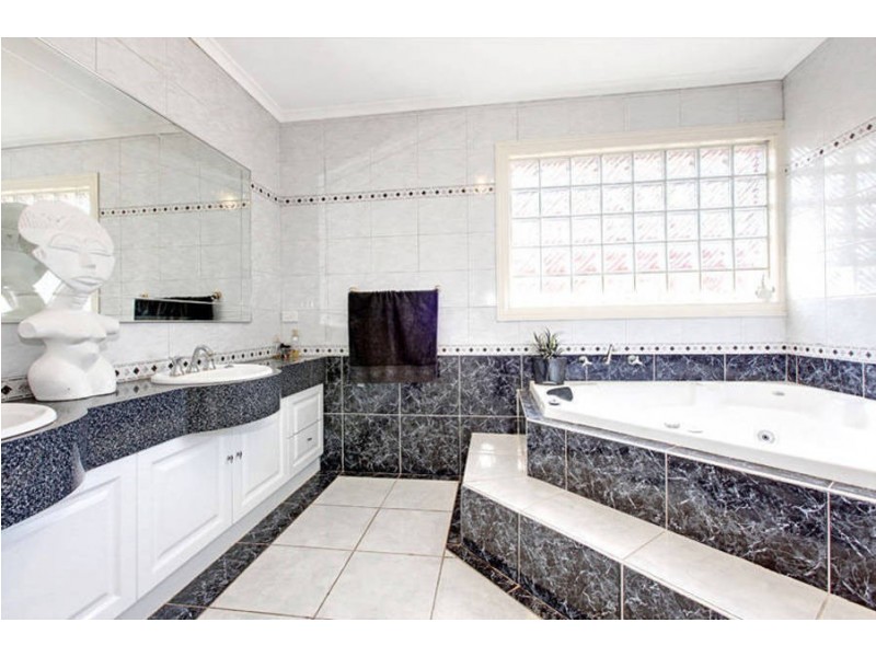 8 Oncidium Gardens, Keilor Downs VIC 3038