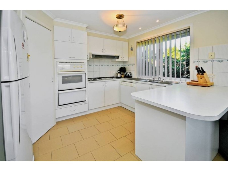 42 Honeyeater Crescent, Taylors Lakes VIC 3038