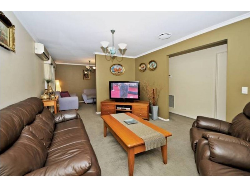 42 Honeyeater Crescent, Taylors Lakes VIC 3038