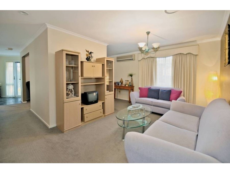 42 Honeyeater Crescent, Taylors Lakes VIC 3038