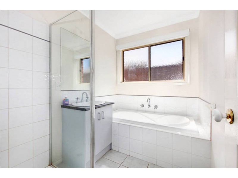 1/4 Lorraine Court, Hillside VIC 3037