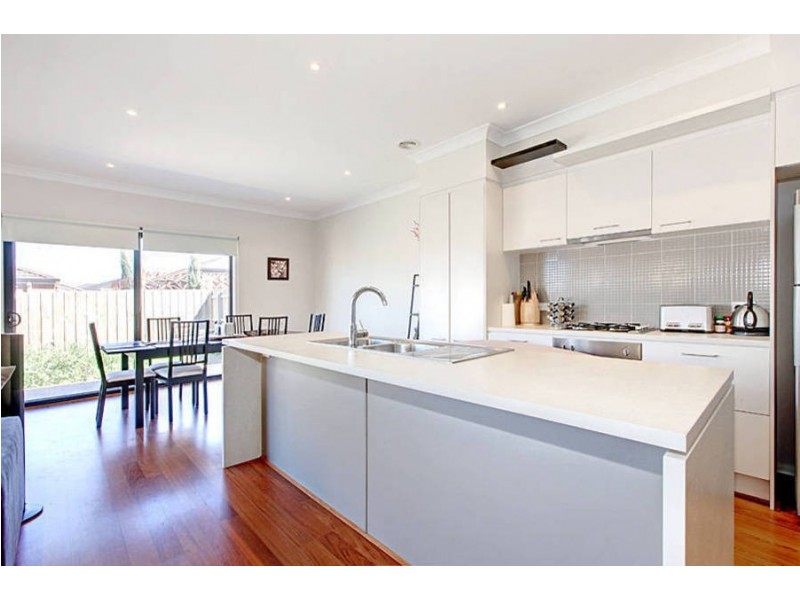 15 Eloura Circuit, Taylors Hill VIC 3037