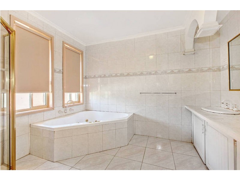 2 Thornhill Drive, Keilor Downs VIC 3038