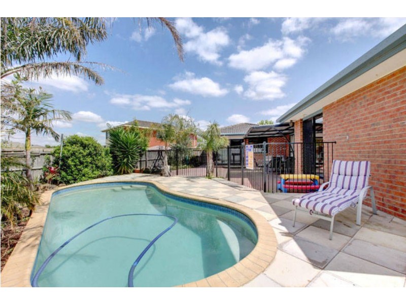 10 Albany Court, Taylors Lakes VIC 3038