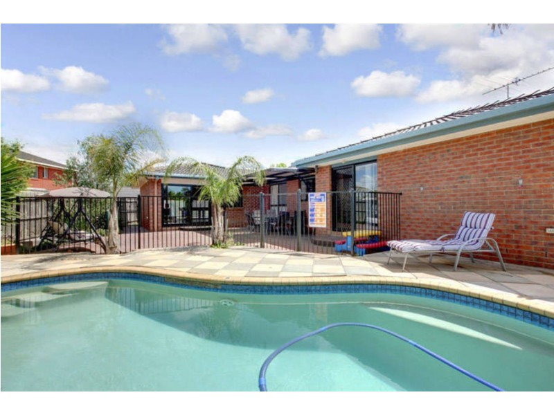 10 Albany Court, Taylors Lakes VIC 3038