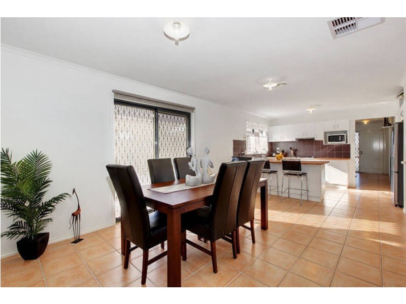 16 Olsen Retreat, Caroline Springs VIC 3023