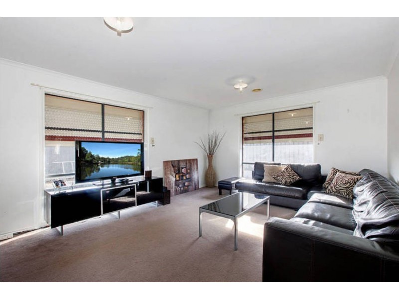 16 Olsen Retreat, Caroline Springs VIC 3023