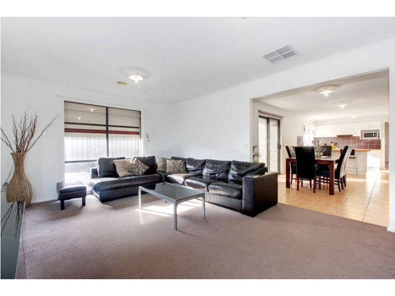 16 Olsen Retreat, Caroline Springs VIC 3023