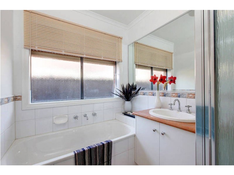 16 Olsen Retreat, Caroline Springs VIC 3023