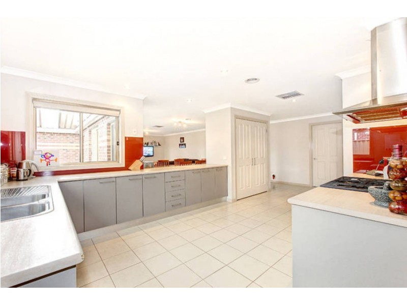 17 Carisbrook Court, Taylors Hill VIC 3037