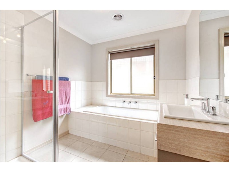 17 Carisbrook Court, Taylors Hill VIC 3037