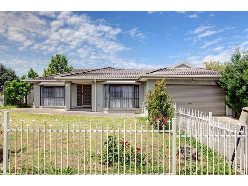 16 Royal Crescent, Hillside VIC 3037