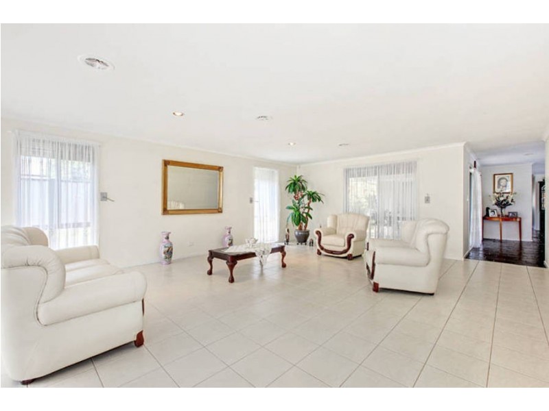 16 Royal Crescent, Hillside VIC 3037