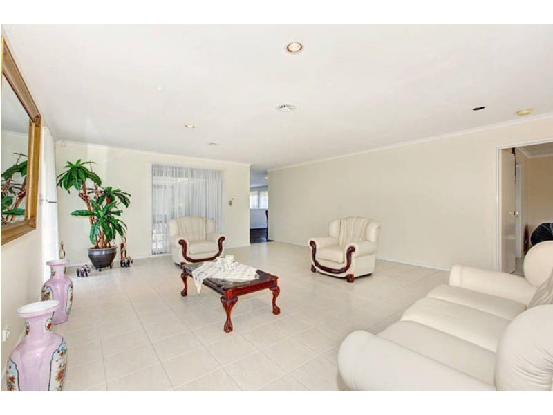 16 Royal Crescent, Hillside VIC 3037