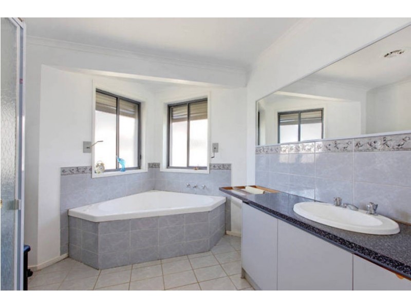 16 Royal Crescent, Hillside VIC 3037