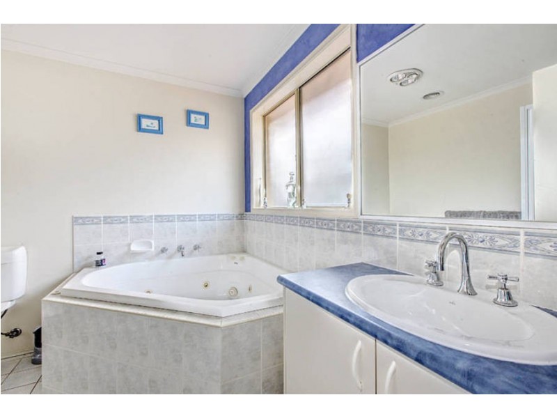 3 Mitta Place, Taylors Hill VIC 3037