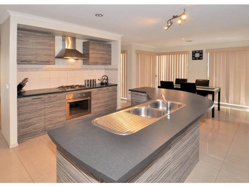 24 Willowood Court, Taylors Hill VIC 3037