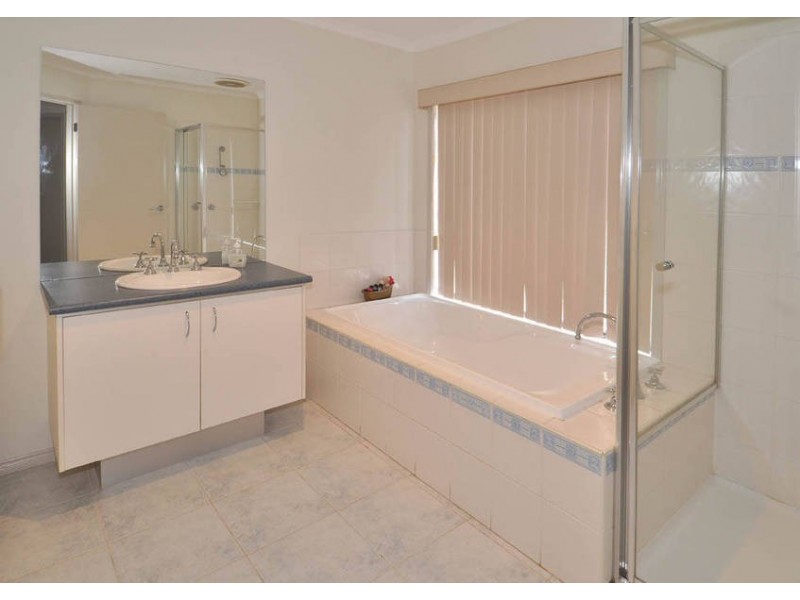 24 Willowood Court, Taylors Hill VIC 3037