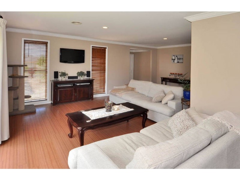 12 Ruthven Close, Hillside VIC 3037