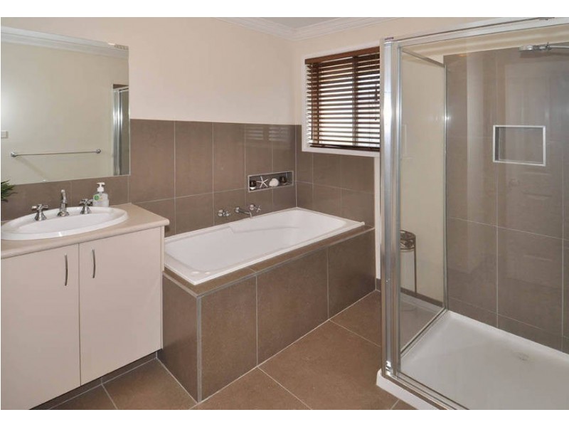 12 Ruthven Close, Hillside VIC 3037