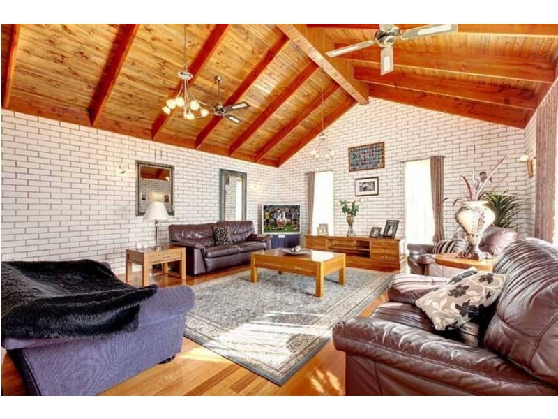 2 Thornhill Drive, Keilor Downs VIC 3038