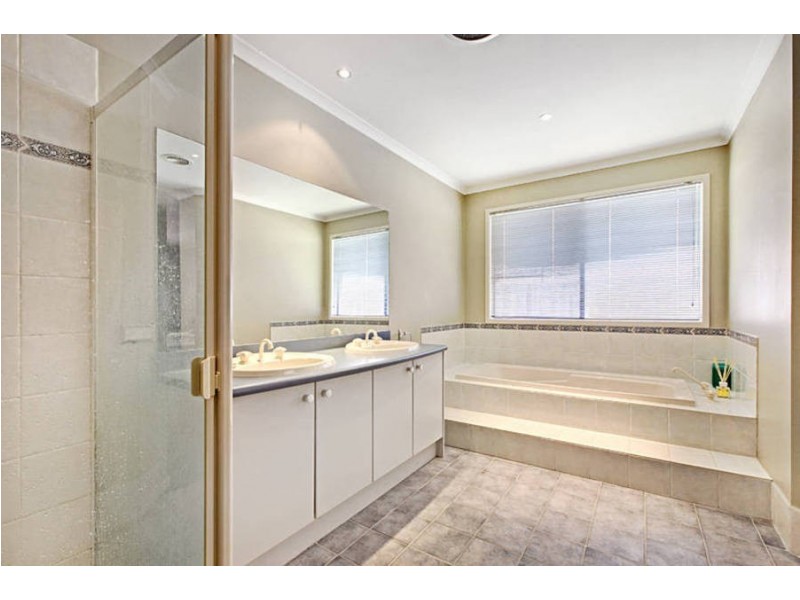 20 Palmerston Crescent, Taylors Lakes VIC 3038