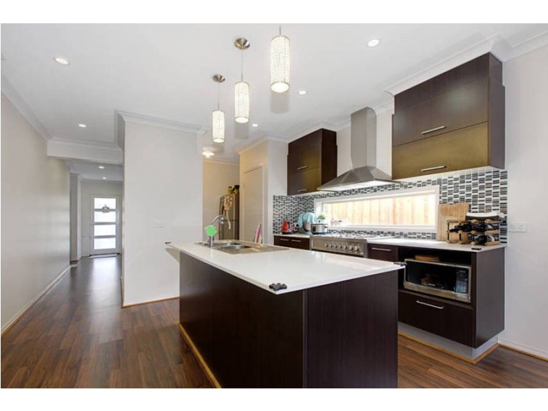 8 Hobart Way, Taylors Hill VIC 3037