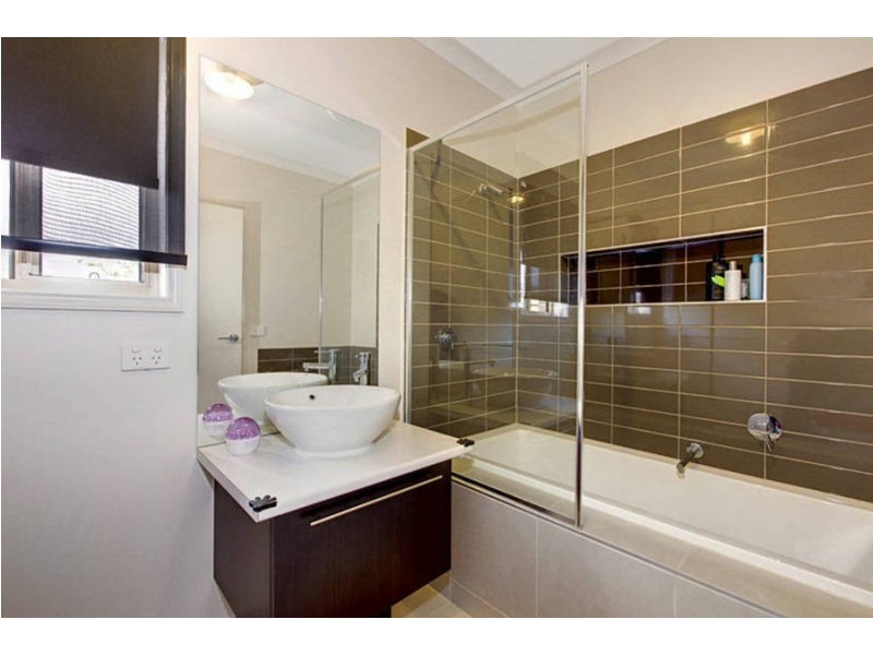 8 Hobart Way, Taylors Hill VIC 3037