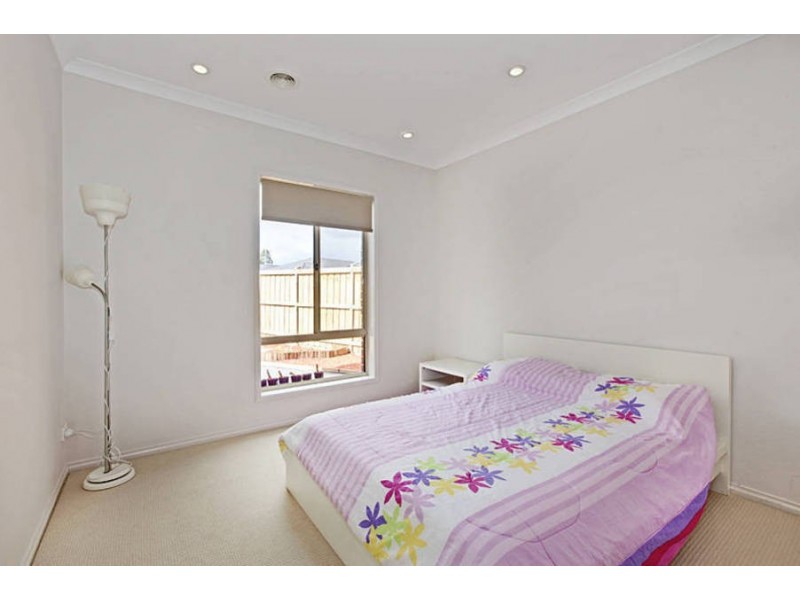 8 Hobart Way, Taylors Hill VIC 3037