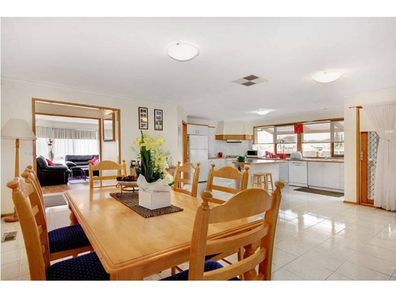 6 Blake Close, Delahey VIC 3037