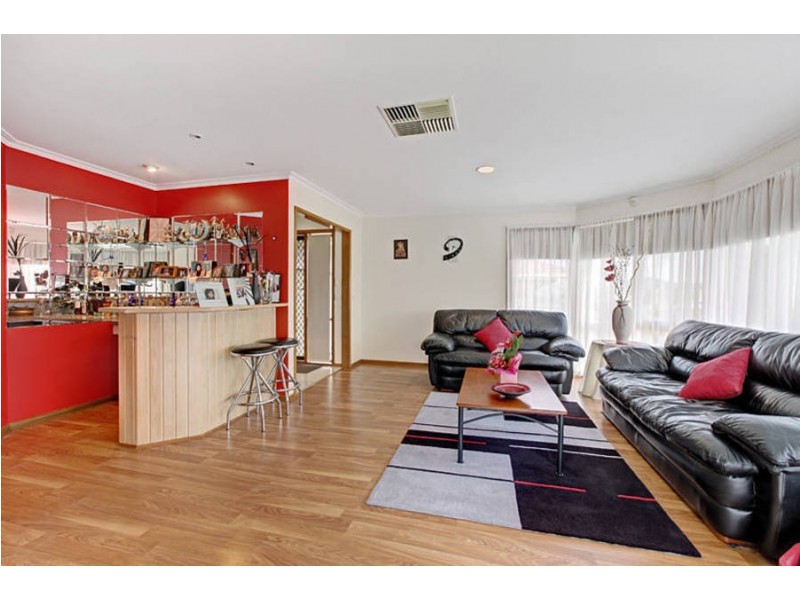 6 Blake Close, Delahey VIC 3037