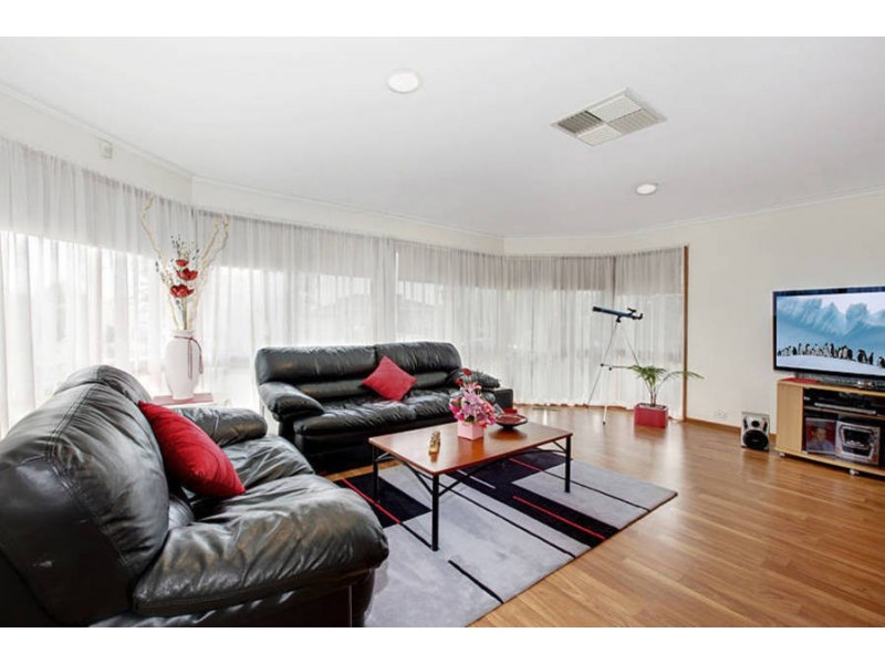 6 Blake Close, Delahey VIC 3037