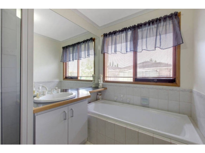 6 Blake Close, Delahey VIC 3037