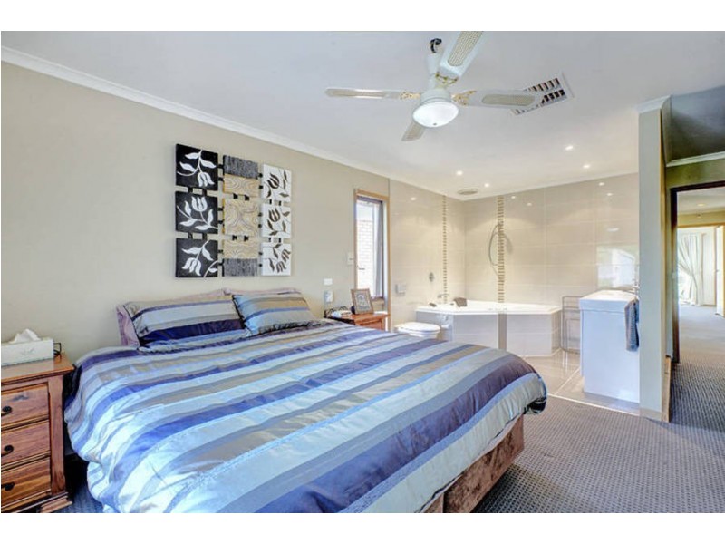 12 Rotoroa Court, Taylors Lakes VIC 3038