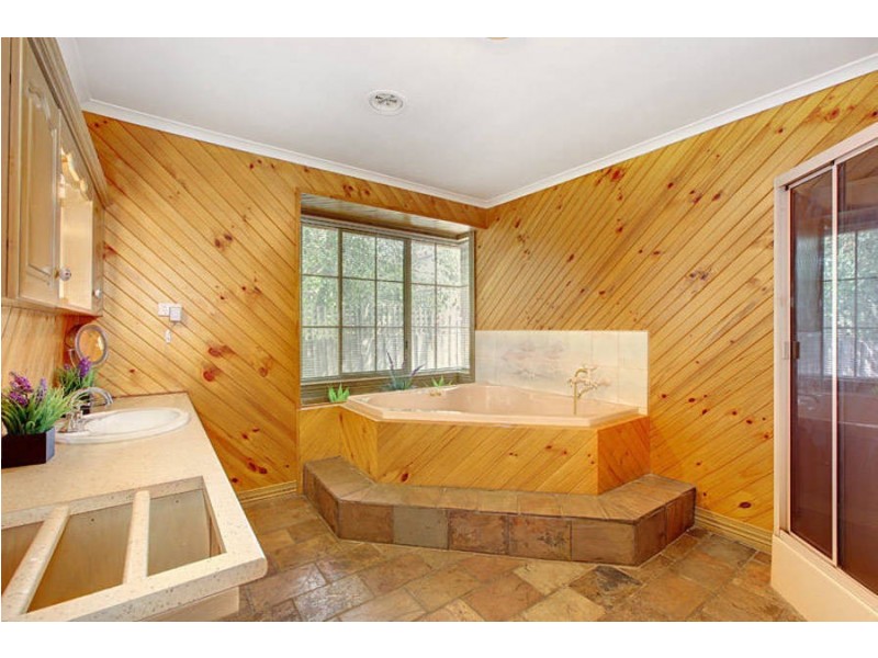 41 Fastnet Drive, Taylors Lakes VIC 3038