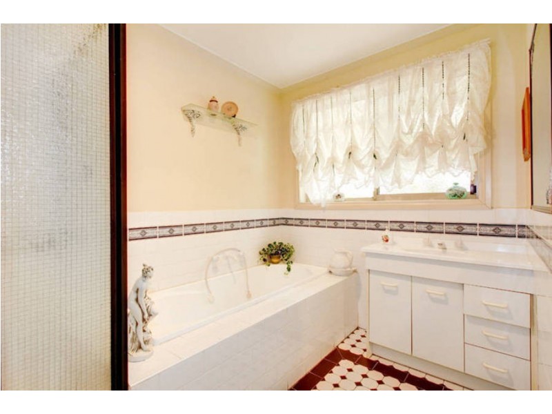 4 Leslie Court, Hillside VIC 3037