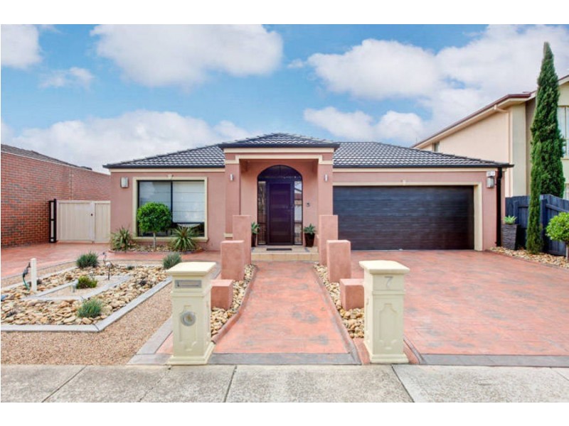 7 Southbank Walk, Taylors Hill VIC 3037