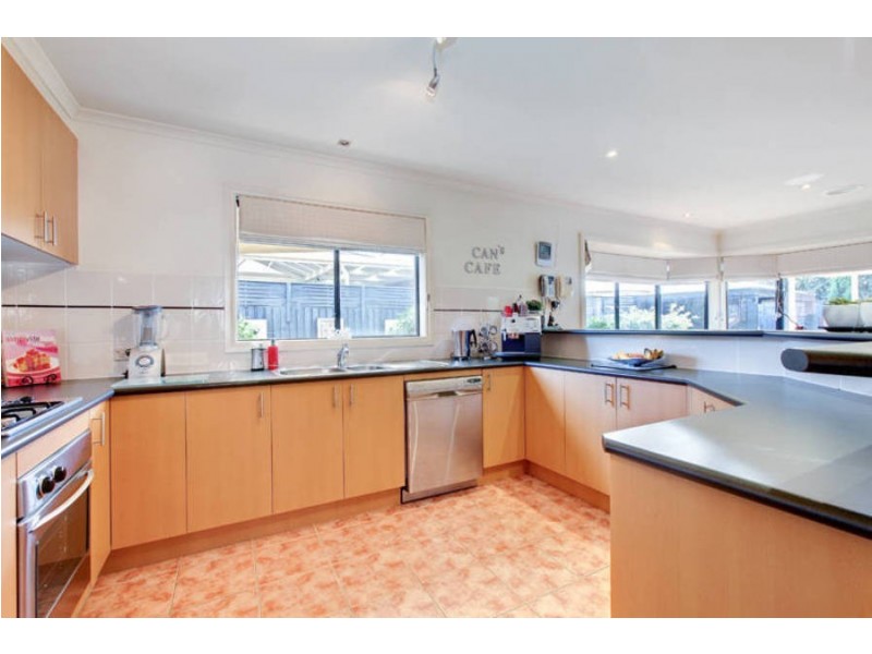 7 Southbank Walk, Taylors Hill VIC 3037