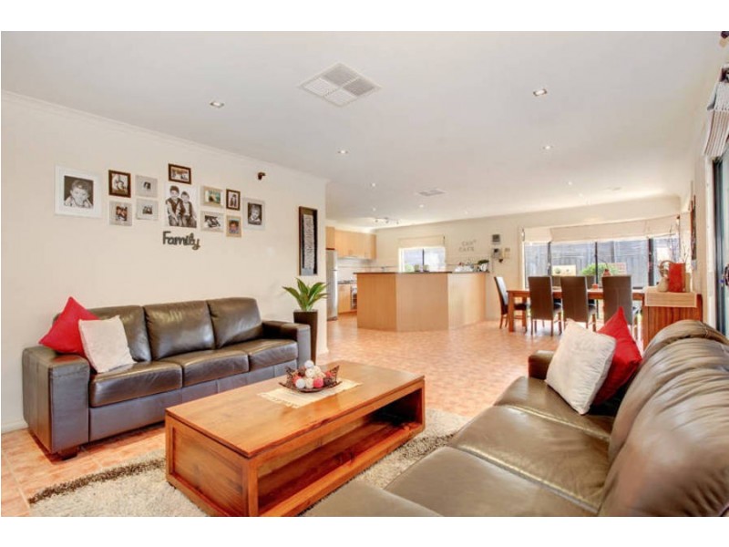 7 Southbank Walk, Taylors Hill VIC 3037